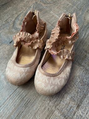 🌸 $10 SALE 🌸 Micheal Kors Girls Shoes Size 9c